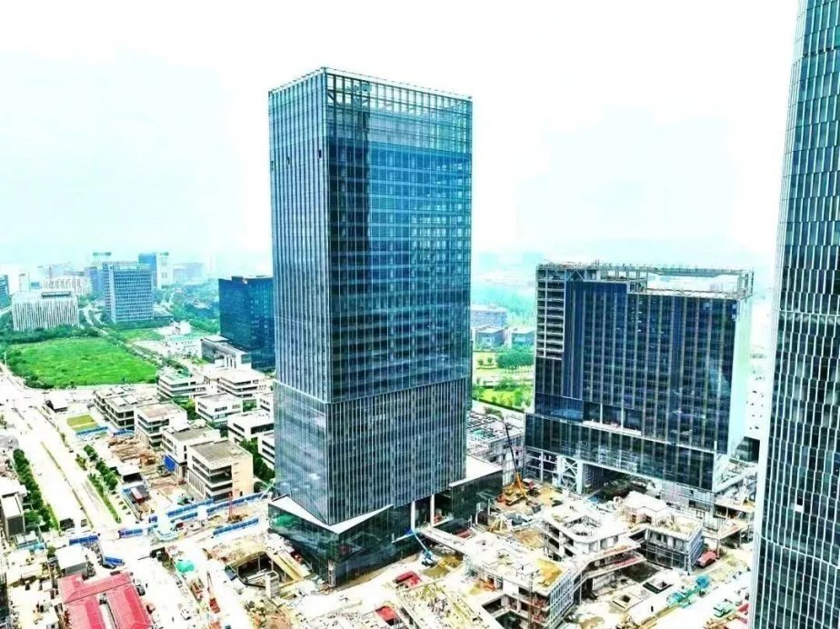 上海远承建筑装饰工程有限公司取得能够调节的建筑幕墙防脱落装置专利防止幕墙脱落(图1)