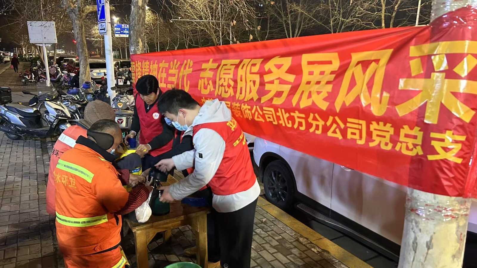 雷锋精神在当代 志愿服务展风采 中建二局装饰公司志愿服务在行动(图2)