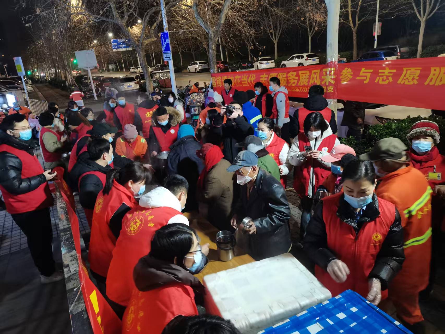 雷锋精神在当代 志愿服务展风采 中建二局装饰公司志愿服务在行动(图3)